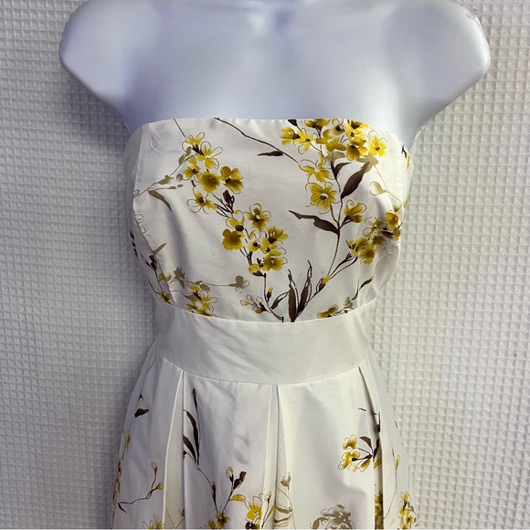 A.P.N.Y ladies strapless, white floral patterned dress size 8 - Picture 2 of 7